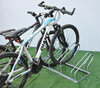 Op de vloer gemonteerd roestvrijstalen metalen industriële fietsenrek Creative